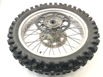 Yamaha YZ 426 F [2000] - pneu traseiro com raio traseiro e disco de freio e roda de corrente