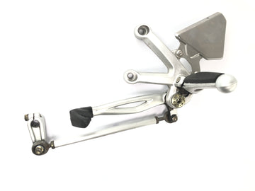 Benelli TNT 1130 [2009] - Sistema de apoio para os pés esquerdo do motorista com engate de mudança.