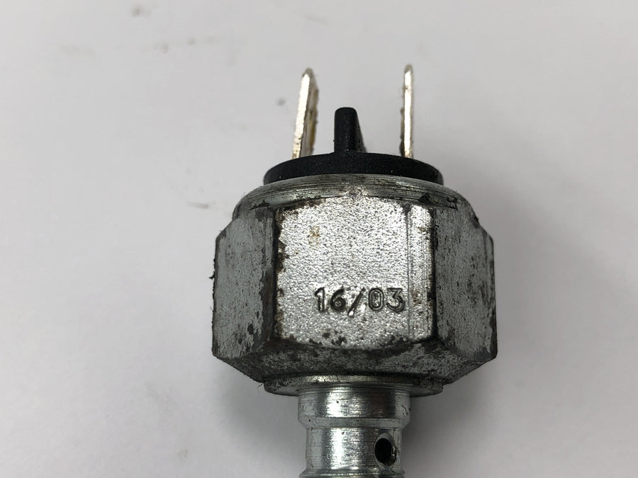 Triumph Speedmaster 900 [2003] - Interruptor da luz do freio traseiro