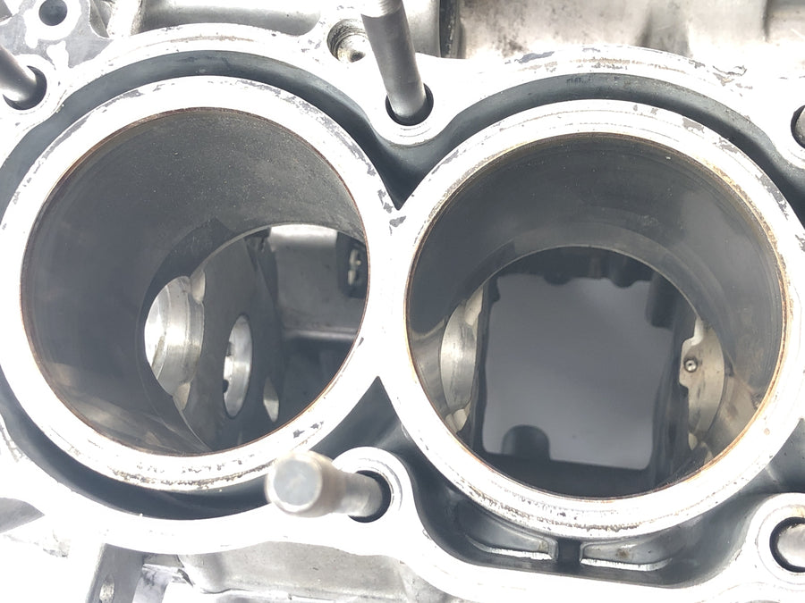 Yamaha YZF R1 RN04 [2001] - Bloco motor cárter cárter sem pistões