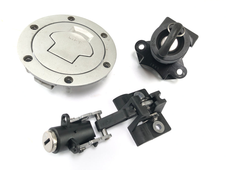 BMW R 1200 ST R1ST [2006] - Locksmith preenchendo fechamento abaixo do conjunto de trava da tampa do tanque de trava