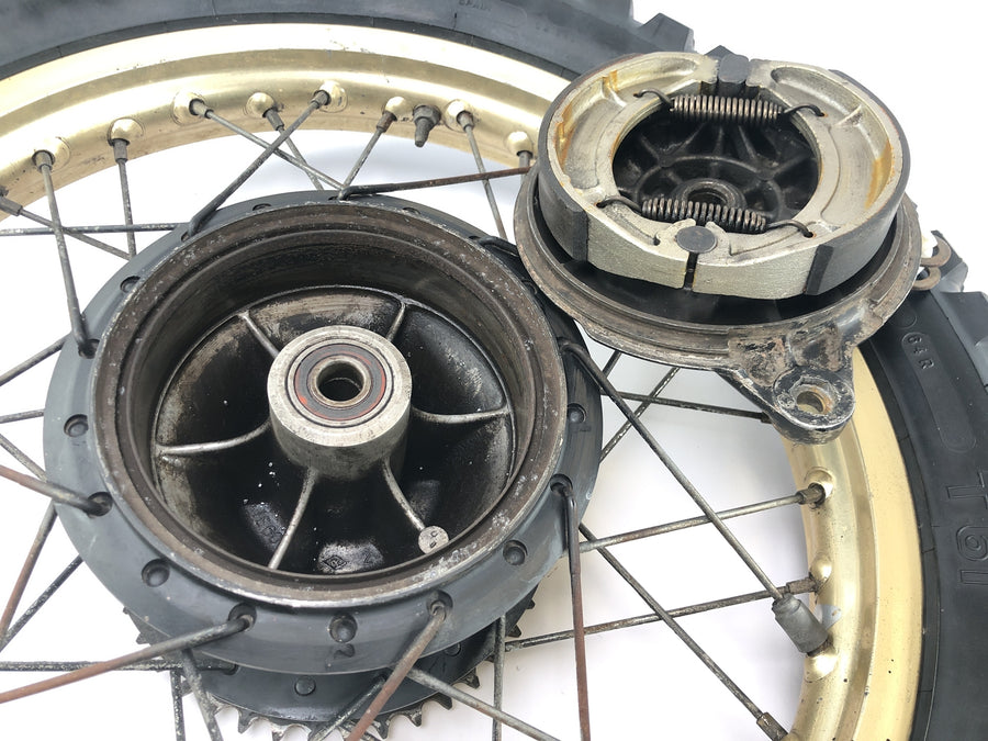 Yamaha XT 500 1U6 [1981] - Roda traseira com raios dourados 1,85 x 18" com freio a tambor