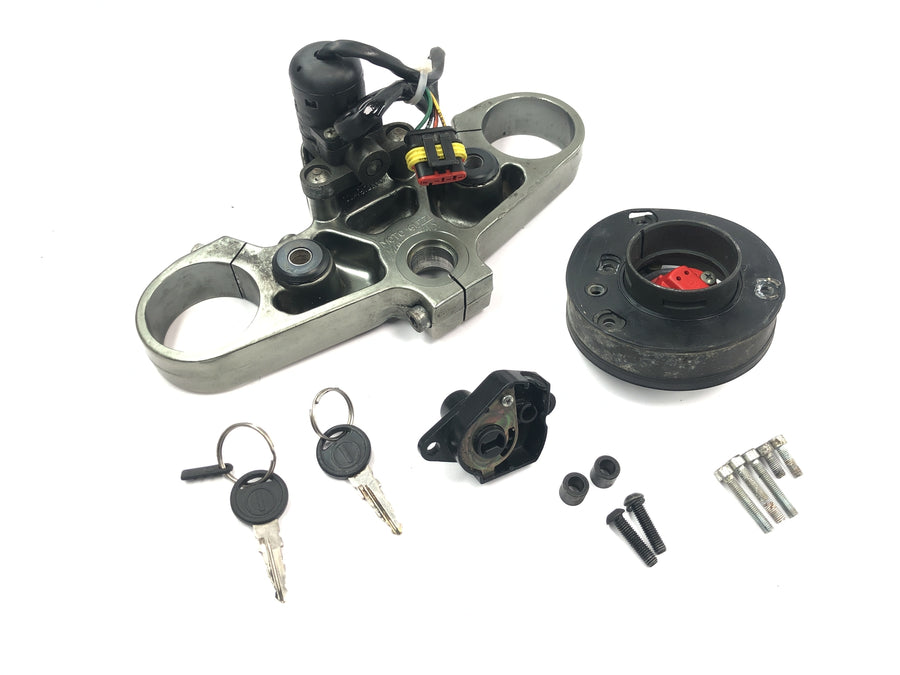 Moto Guzzi V10 Centauro [1998] - Conjunto de fechadura de ignição com ponte garfo na parte superior da tampa do tanque