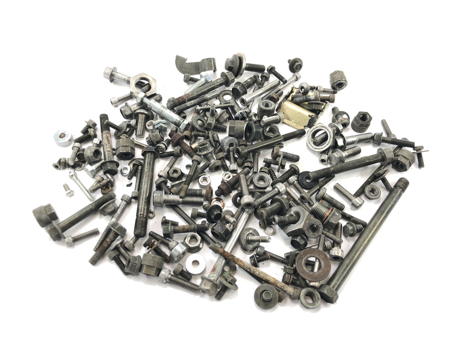 Yamaha XVS 650 4VR [1997] - peças restantes e parafusos misturados com muitas peças pequenas