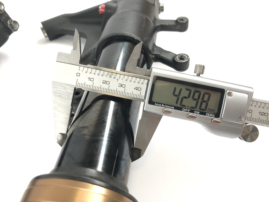 Suzuki GSX R 1000 WVB6 K6 [2006] - Garfo telescópico dianteiro invertido com eixo