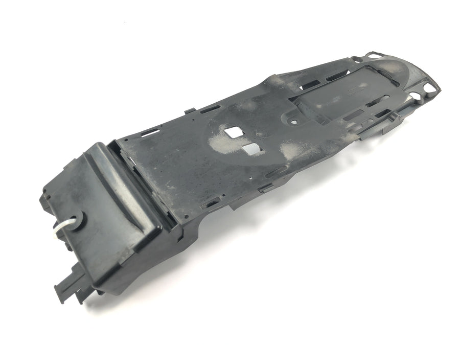 Suzuki GSX R 1000 WVB6 K6 [2006] - Parte inferior do porta-bateria da caixa de bateria da subestrutura traseira