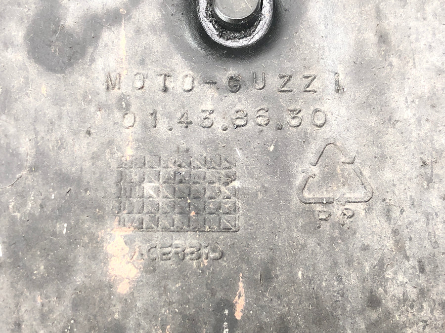 Moto Guzzi V11 Sport [1999] - porta-matrícula, montagem na luz traseira, proteção contra respingos