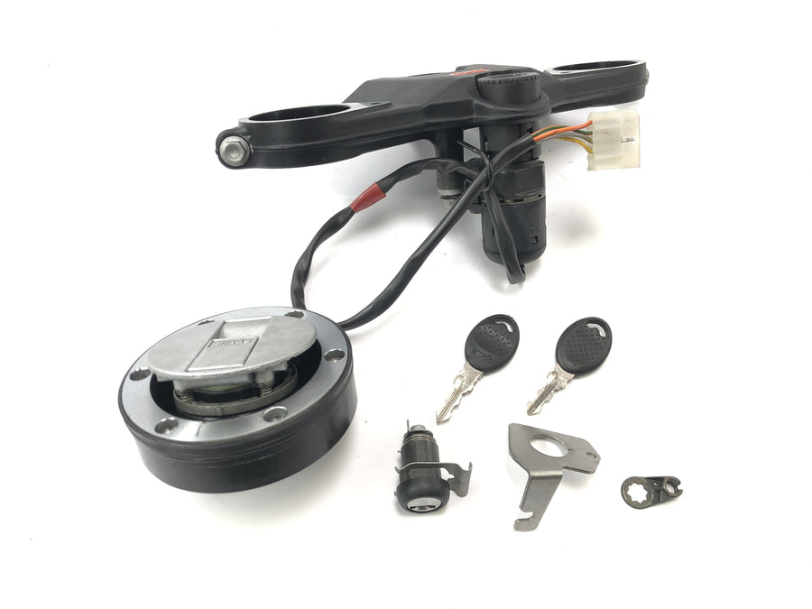Aprilia RST 1000 FUTURA [2002] - Locksmith com o Fork Bridge acima do conjunto da tampa do tanque de bloqueio de ignição Conjunto de teclas
