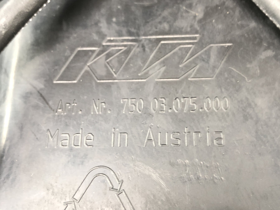 KTM 690 SM Prestige [2007] - Compartimento da ferramenta