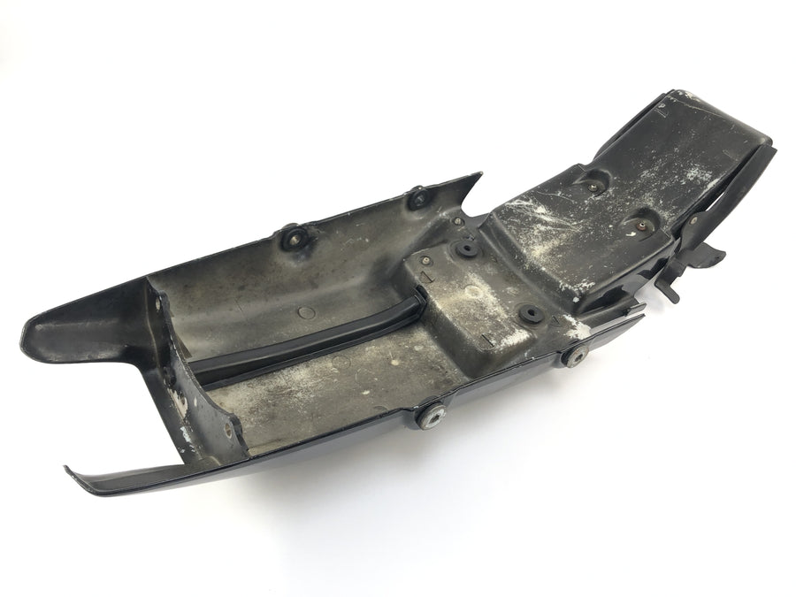 Honda NX 650 RD02 [1989] - traseiro embaixo do revestimento do meio do meio