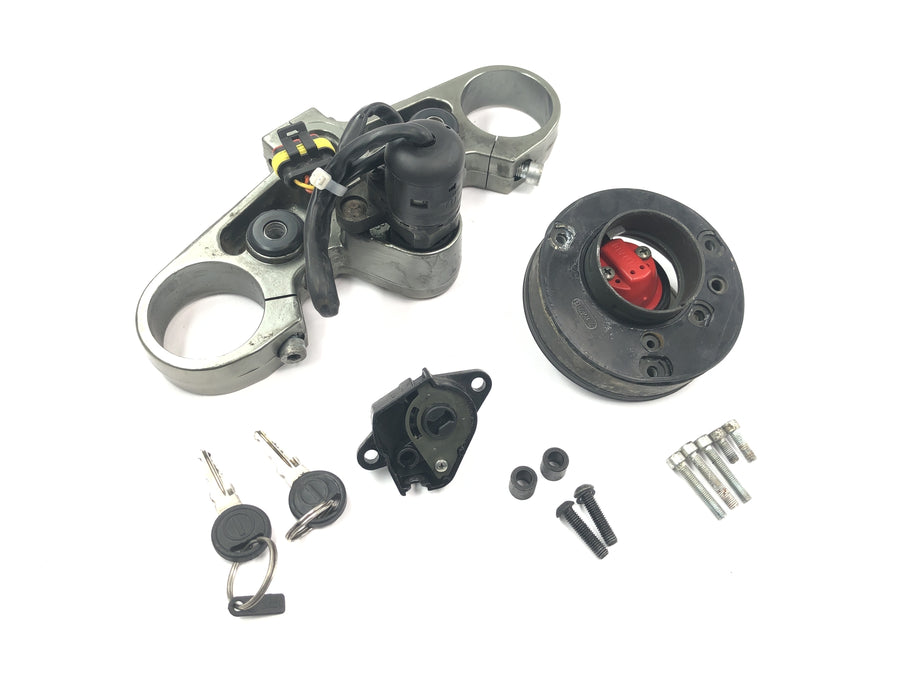 Moto Guzzi V10 Centauro [1998] - Conjunto de fechadura de ignição com ponte garfo na parte superior da tampa do tanque