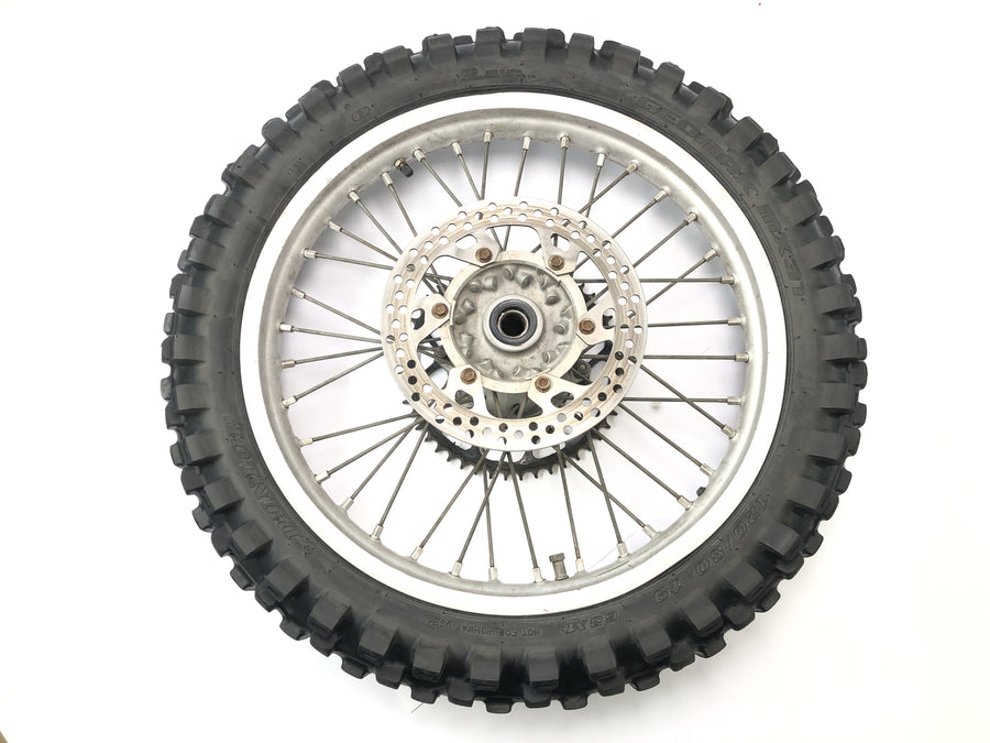 Yamaha YZ 426 F [2000] - pneu traseiro com raio traseiro e disco de freio e roda de corrente