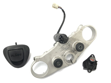 KTM 690 SM Prestige [2007] - Ponte do garfo no topo com a tampa da trava de ignição da ignição por ignição