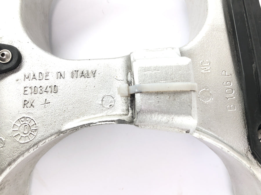 Aprilia SL 1000 FALCO PA [2000] - Suestando o suporte da roda traseira do braço balanço da roda traseira