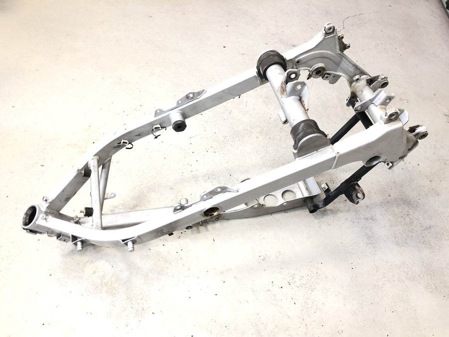 BMW F 650 GS R13 [2000] - Quadro principal com papéis