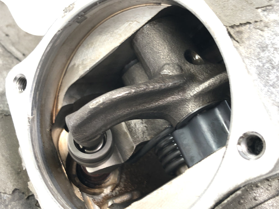 Ducati Multistrada 1000 DS [2003] - cilindro vertical do trem de válvulas traseiro da cabeça do cilindro