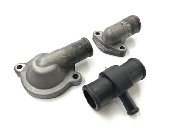 Triumph Daytona 955i T595N [2003] - Flange de água de resfriamento da caixa de termostato