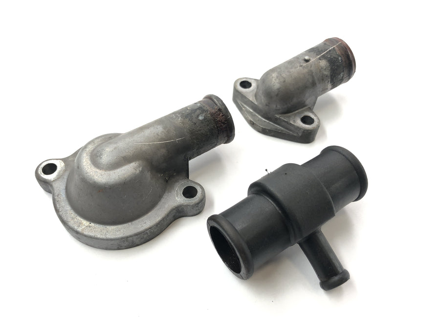 Triumph Daytona 955i T595N [2003] - Flange de água de resfriamento da caixa de termostato