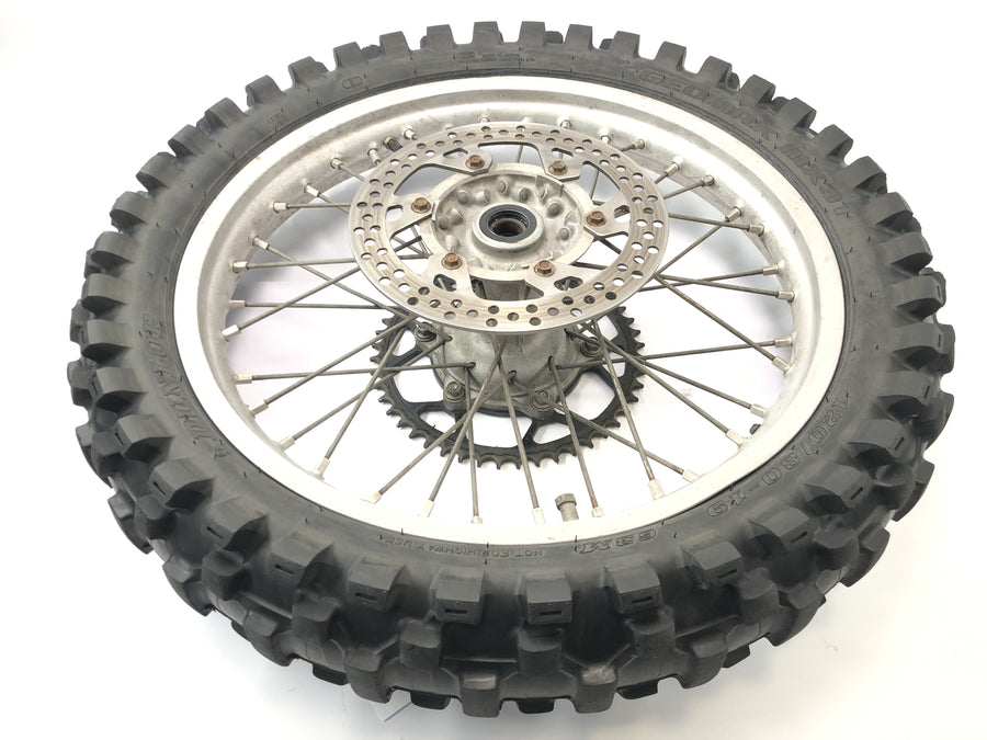 Yamaha YZ 426 F [2000] - pneu traseiro com raio traseiro e disco de freio e roda de corrente