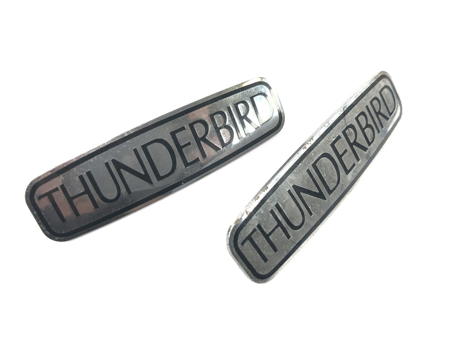 Triumph Thunderbird 900 T309RT [1995] - par de tampas laterais com logotipo de acabamento do emblema