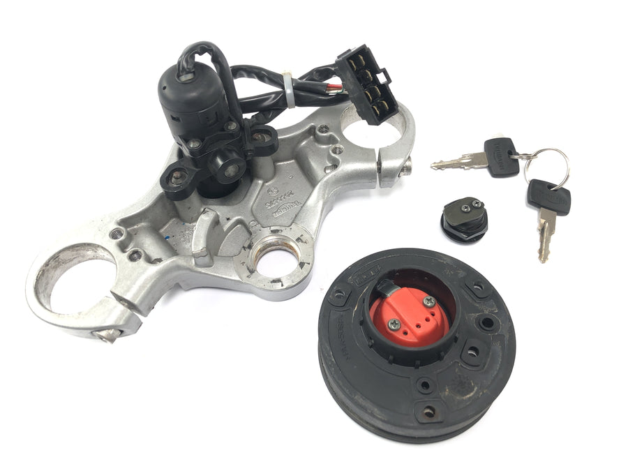 Triumph Sprint ST 1050 [2005] - Lock Set With Fork Bridge na trava do tanque superior