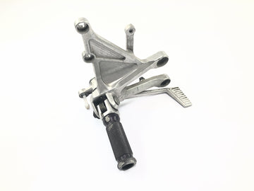 Honda CBR 1000 RR SC57 [2006] - Apoio para os pés do motorista à direita com sistema de apoio para os pés do pedal do freio