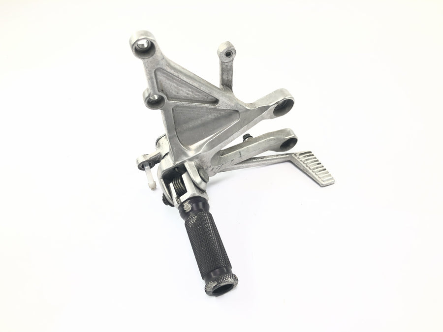 Honda CBR 1000 RR SC57 [2006] - Apoio para os pés do motorista à direita com sistema de apoio para os pés do pedal do freio