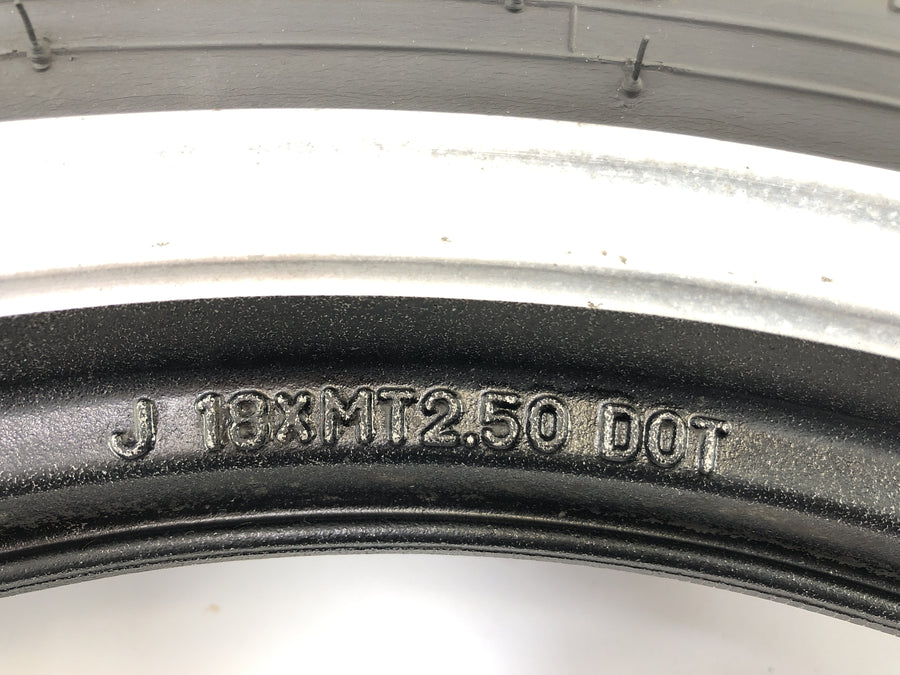 Yamaha Rd 350 YPVS 31K [1984] - A borda da roda traseira na parte traseira com disco de freio