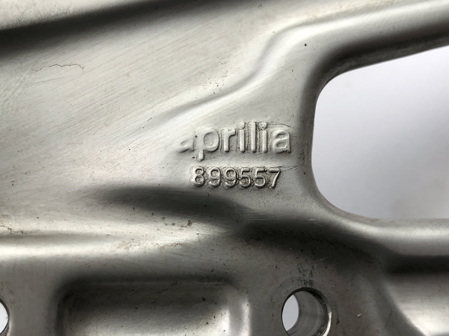 Aprilia RS 125 TW [2017] - Sistema de apoio para os pés do motorista com suporte na frente direita