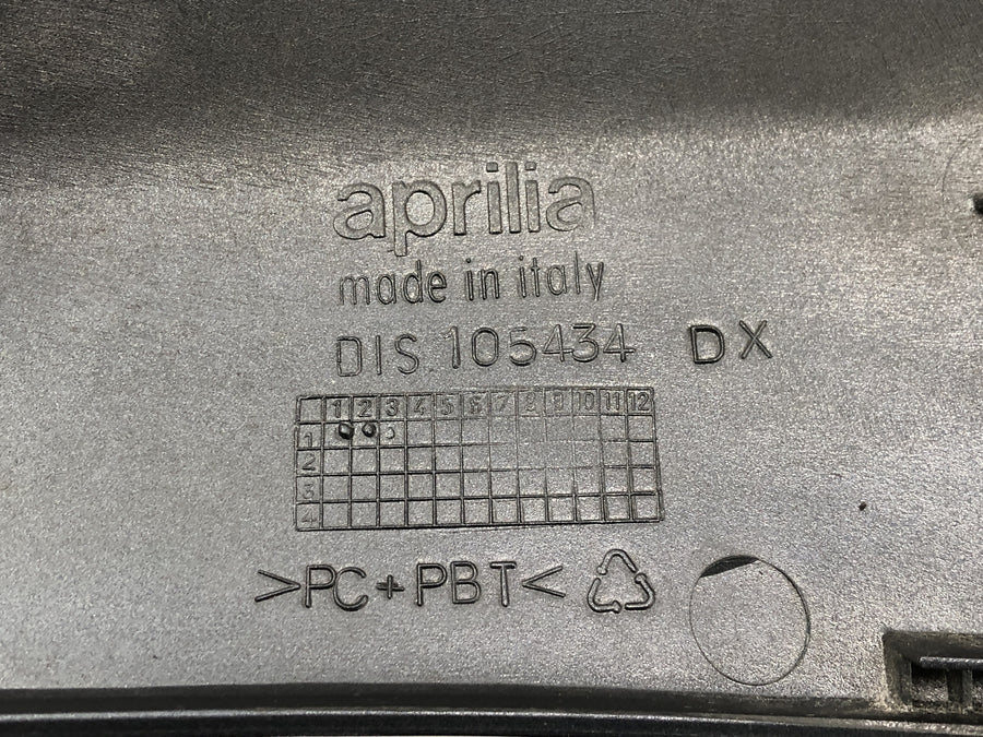 Aprilia RST 1000 Futura [2002] - revestimento de assento no revestimento traseiro esquerdo traseiro esquerdo