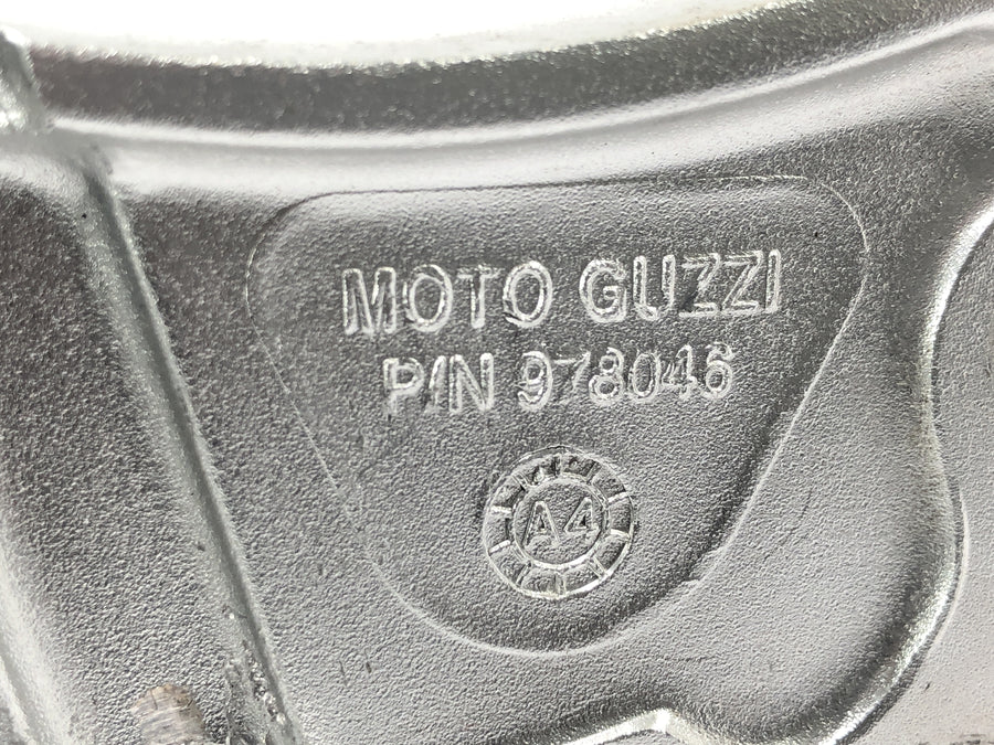 Moto Guzzi Stelvio 1200 8V [2016] - Sistema de apoio para os pés à direita, apoio para os pés do motorista e apoio para os pés do passageiro com suporte