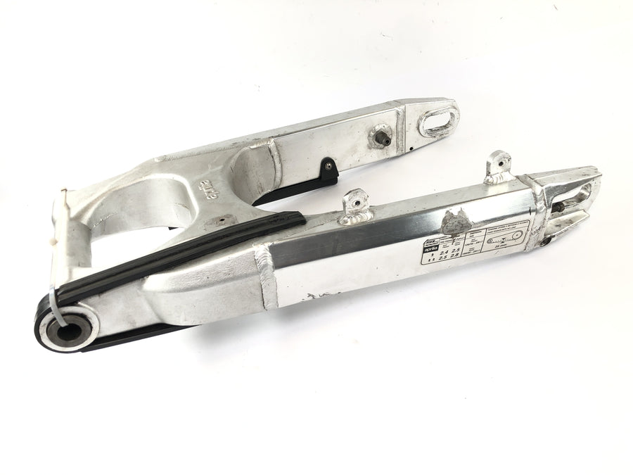 Aprilia SL 1000 FALCO PA [2000] - Suestando o suporte da roda traseira do braço balanço da roda traseira