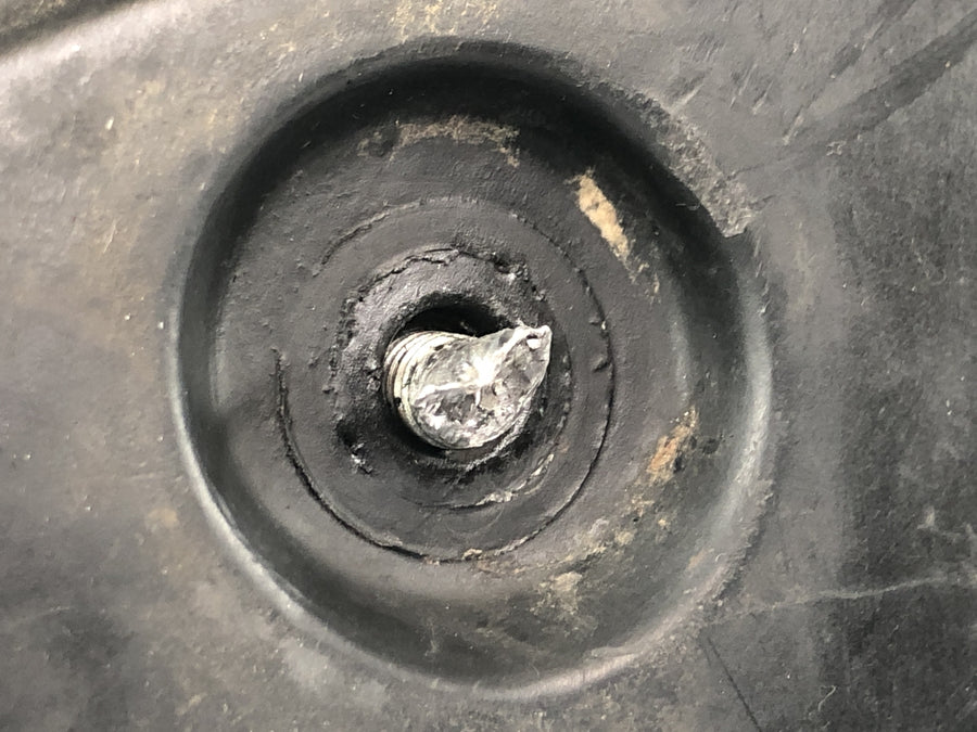KTM 640 LC4 EGS [1999] - Parafusos da carenagem do tanque de gasolina quebrados