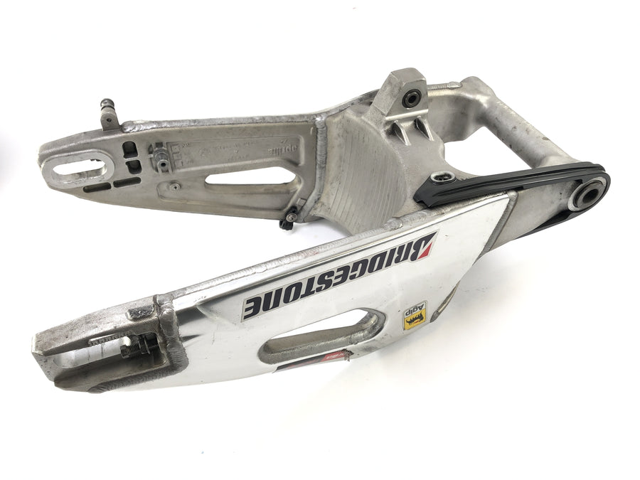 Aprilia RSV4 1000 [2010] - Suestando o consumo de montagem quebrada da roda traseira