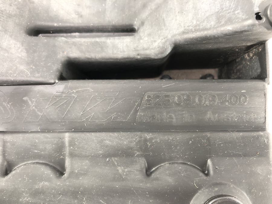 KTM 950 SM LC8 [2008] - traseiro embaixo da proteção de respingos de revestimento interno