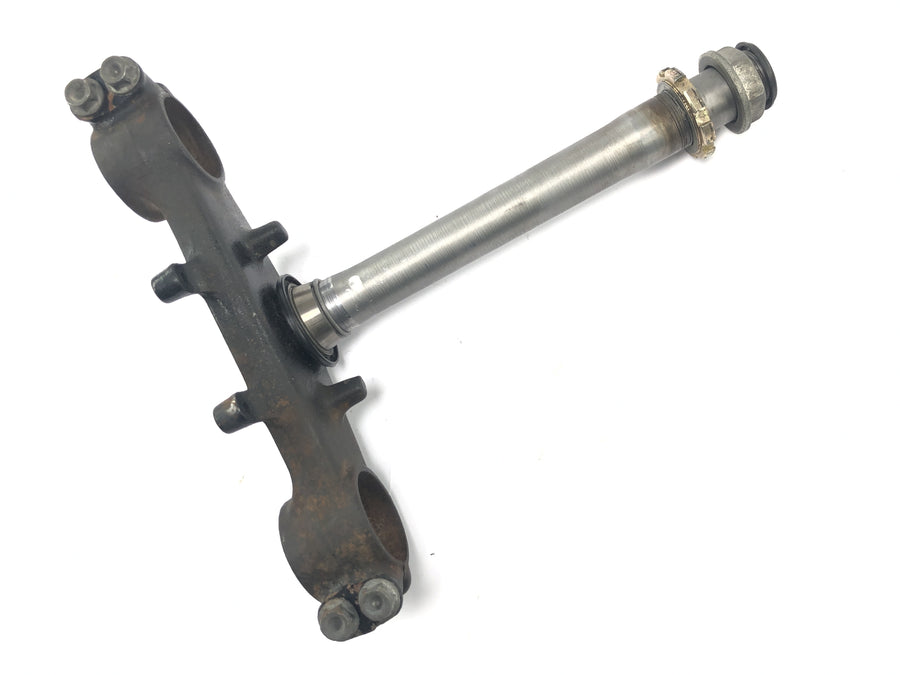 Honda NX 650 Dominator RD02 [1994] - parte inferior da cabeça de direção da ponte do garfo inferior