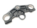 Triumph Daytona 900 T300 [1996] - montagem da cabeça de controle da braçadeira do guiador da ponte do garfo superior-3
