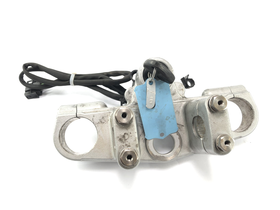 BMW F 650 GS R13 [2002] - Locksmith com o Fork Bridge na trava de ignição do tanque superior