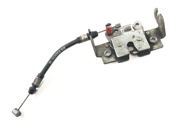 Yamaha MT 03 RM02 [2007] - Parafuso de trava do assento travando o assento com cabo Bowden