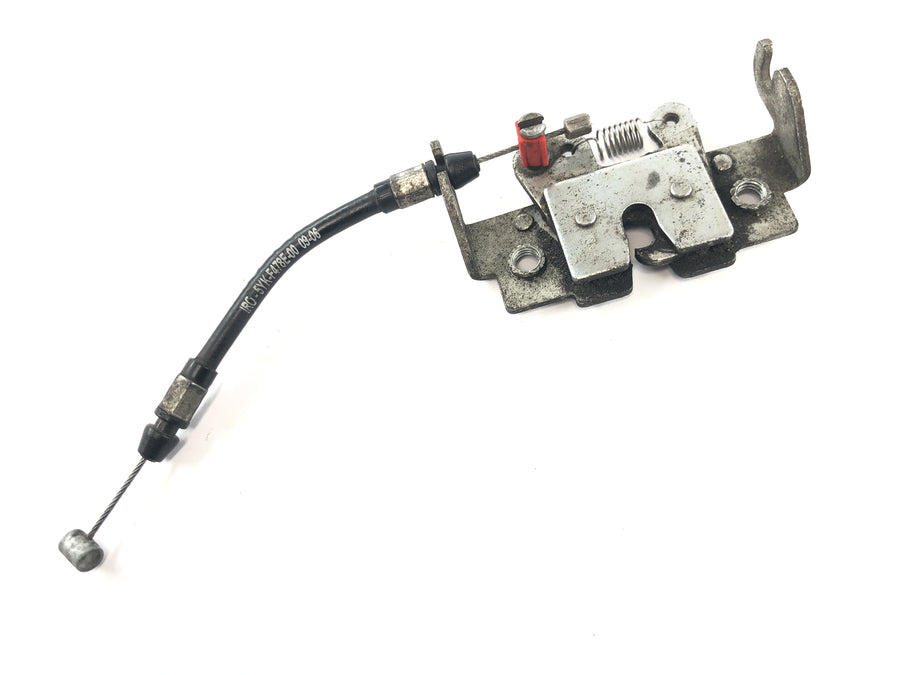 Yamaha MT 03 RM02 [2007] - Parafuso de trava do assento travando o assento com cabo Bowden