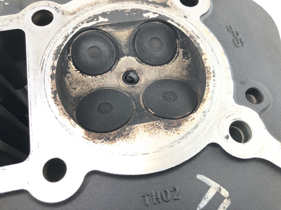 Triumph Bonneville T100 986MF [2012] - Controle de válvula do cabeçote