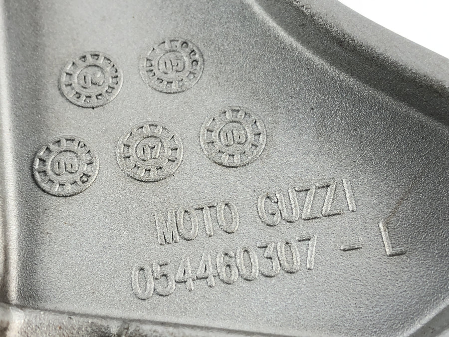 Moto Guzzi Norge 1200 [2006] - Placa de apoio para os pés esquerda