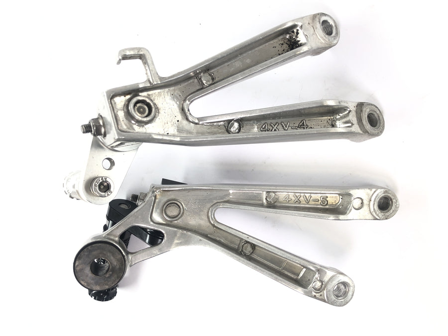 Yamaha YZF R1 RN01 [1998] - Pedros de pedima de pé, na direita e à esquerda