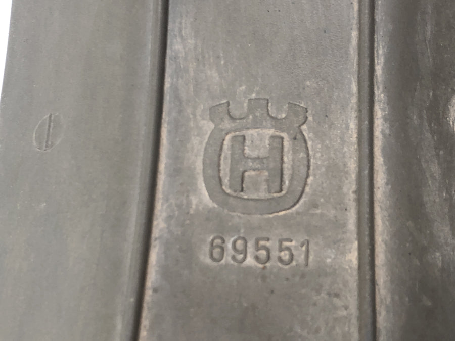 Husqvarna TE 610 E Dual H7 [1999] - proteção interna contra respingos do pára-lama traseiro