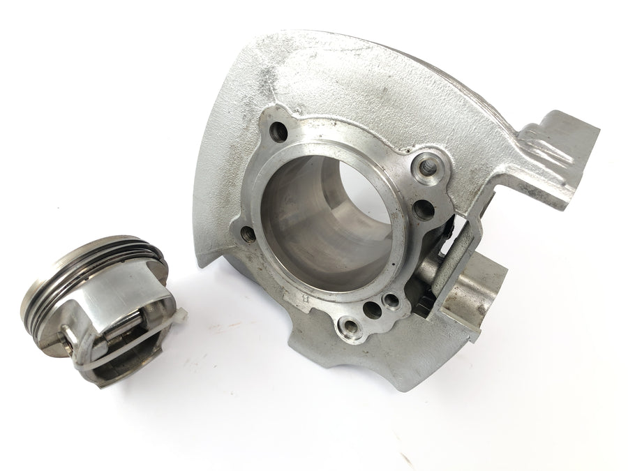 Ducati Monster M600 [1995] - Cilindro do kit de cilindro com pistões no cilindro traseiro