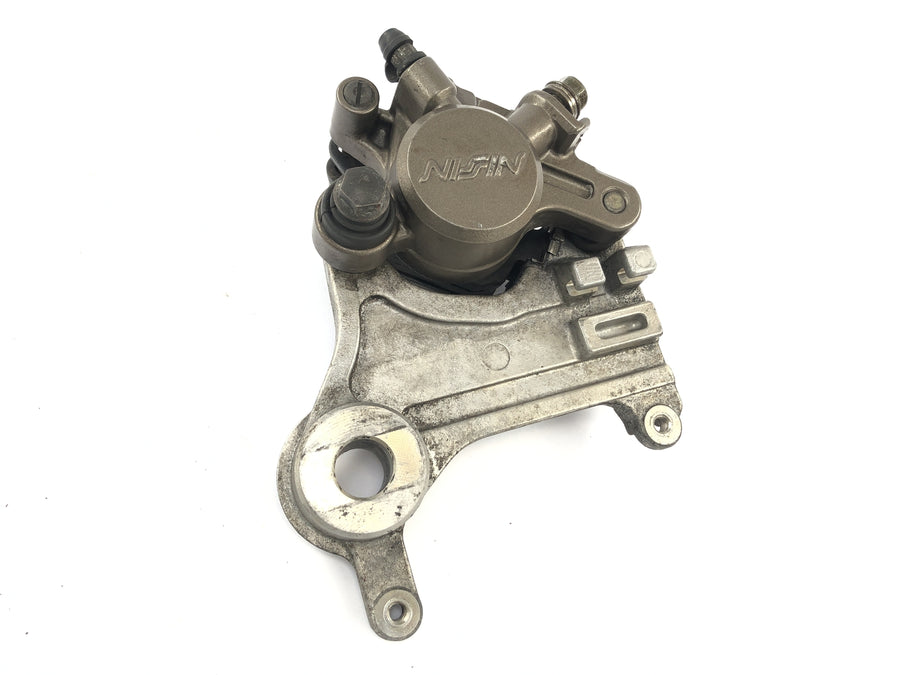 Honda NX 650 RD02 [1989] - Pinça de freio na parte traseira com placa de ancoragem