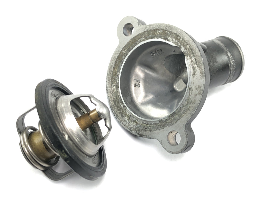 Yamaha MT07 RM04 [2014] - Termostato com carcaça do termostato, sistema de refrigeração do regulador de água de refrigeração