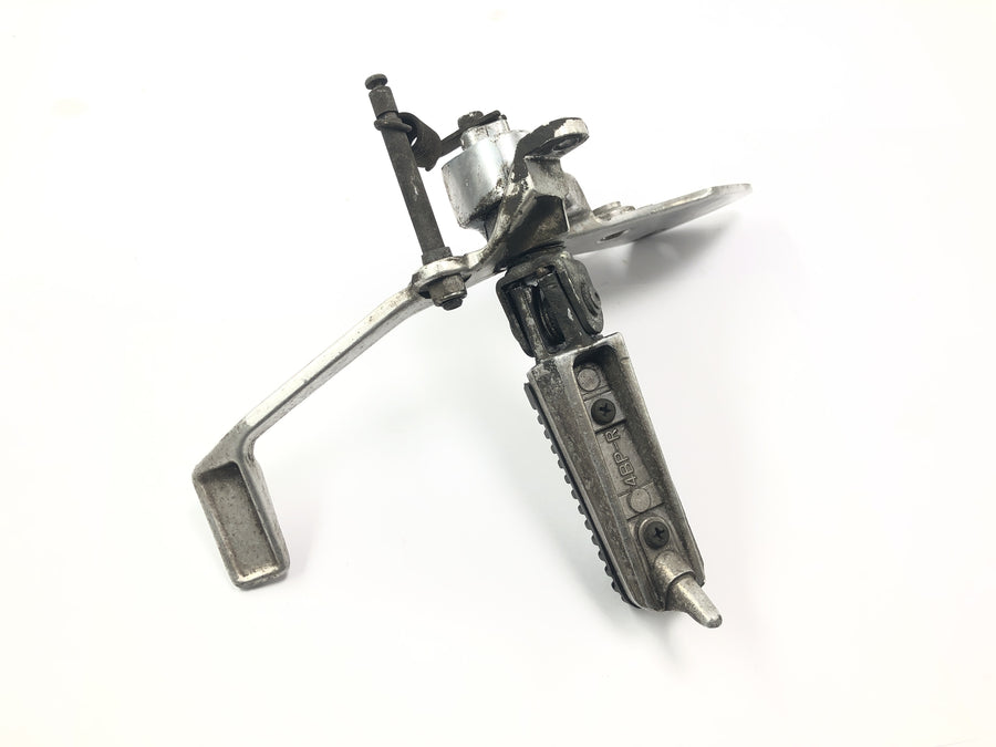 Yamaha XJR 1300 RP02 [1999] - Sistema de apoio para os pés, apoio para os pés do motorista à direita com pedal de freio