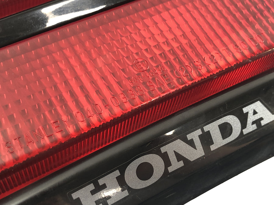 Honda CBR 900 RR Fireblade SC33 [2000] - luz de freio traseira com moldura de carenagem