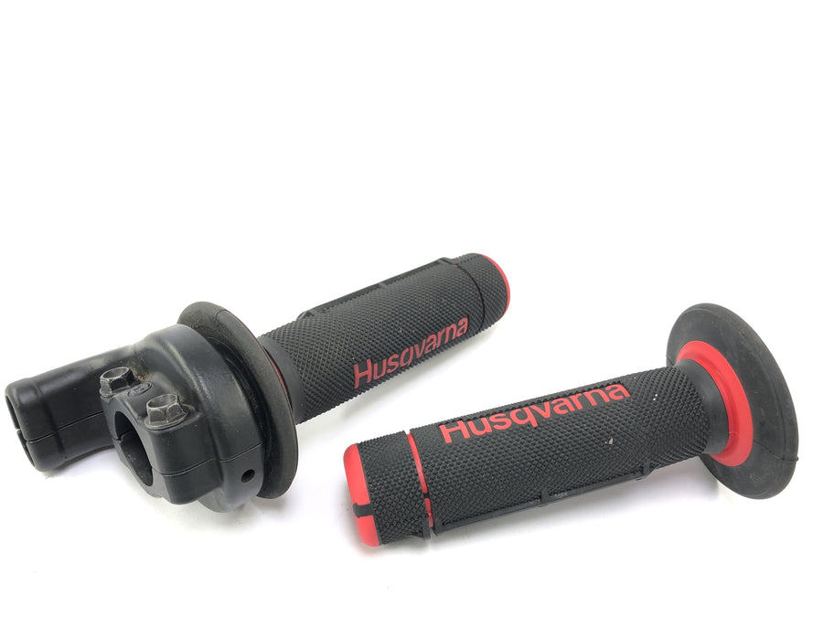 Husqvarna SM 630 A4 [2010] - Encaixes do guidão no acelerador direito com borracha